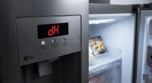 Дисплей сучасного холодильника LG, на якому світиться червоний код помилки dH на тлі інею в морозилці.