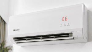 Внутрішній блок кондиціонера Gree з помилкою E6 на LED-дисплеї.