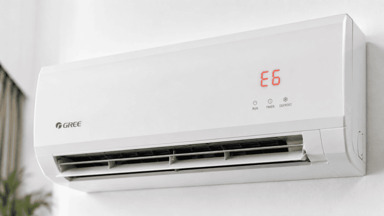 Внутрішній блок кондиціонера Gree з помилкою E6 на LED-дисплеї.