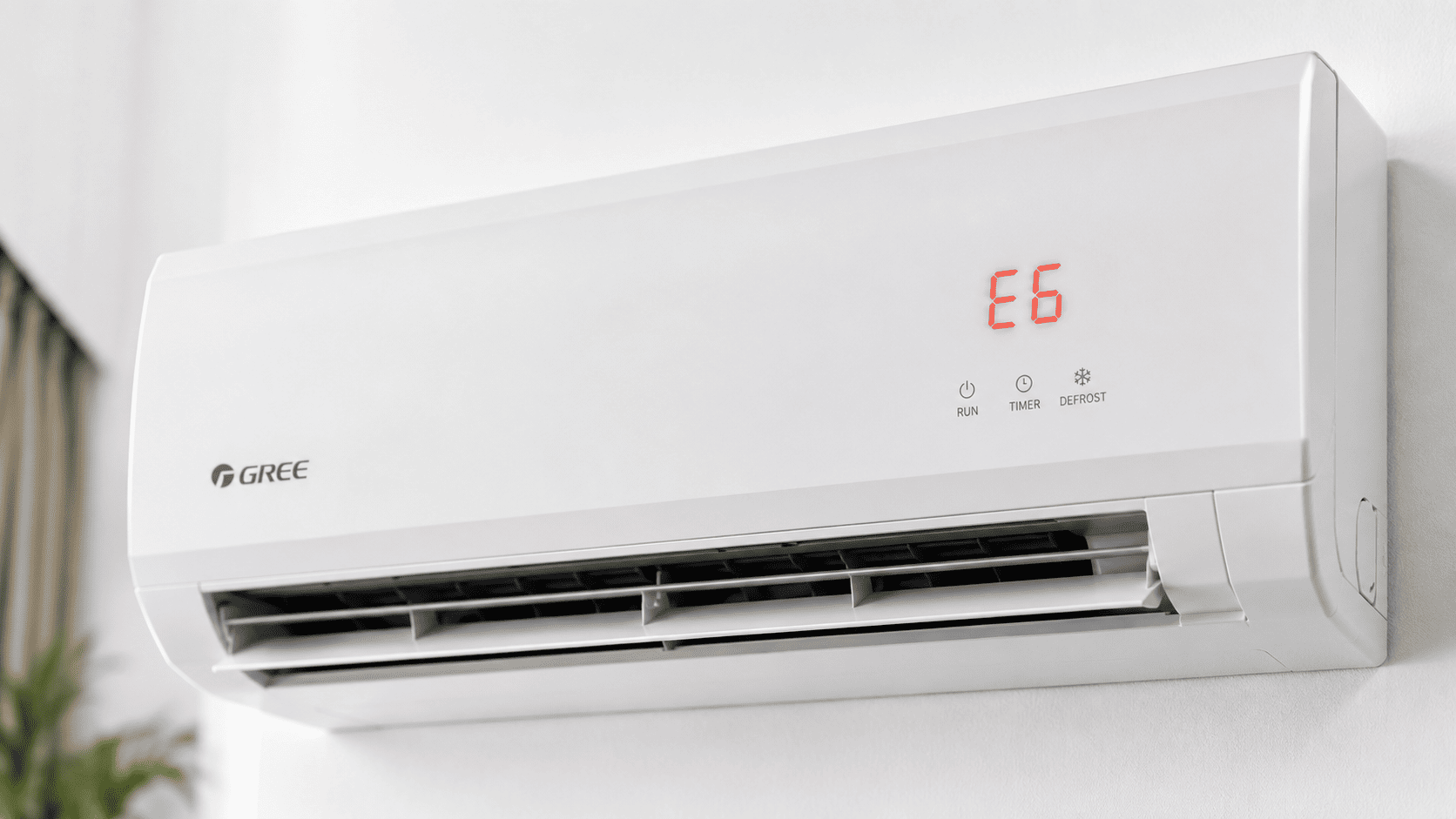 Внутрішній блок кондиціонера Gree з помилкою E6 на LED-дисплеї.